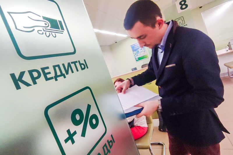 Банки сокращают клиентам доступные деньги на кредитках