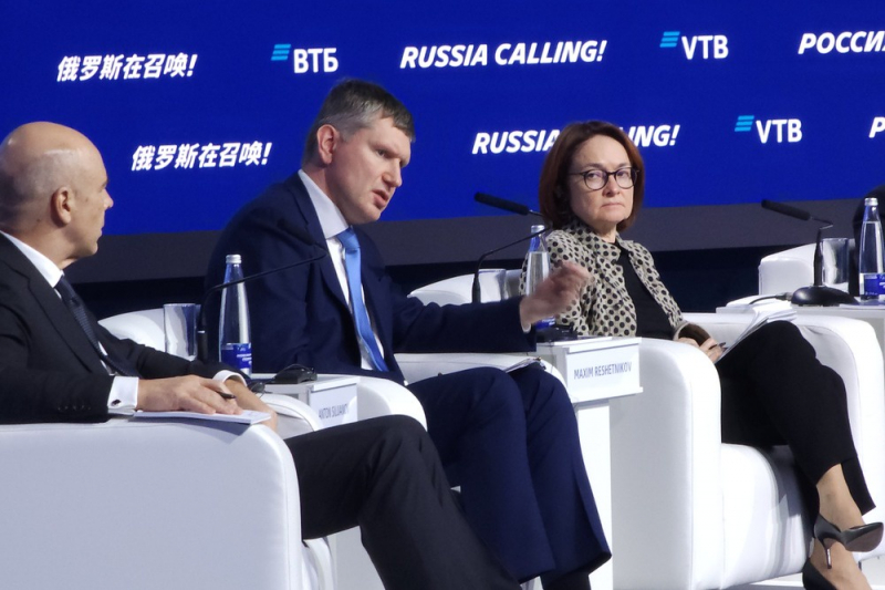 Феноменально крепкому рублю нашли объяснение на высоком уровне